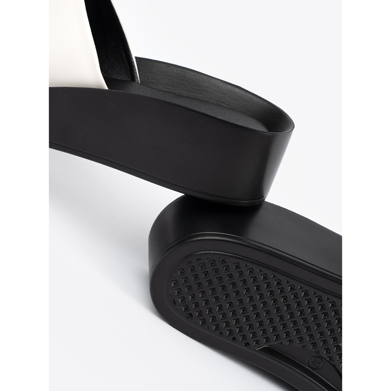 Goodin Chinelos em preto e branco em uma cunha baixa 1