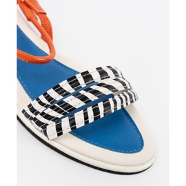 Sandálias multicoloridas em uma sola plana multicolorido 1