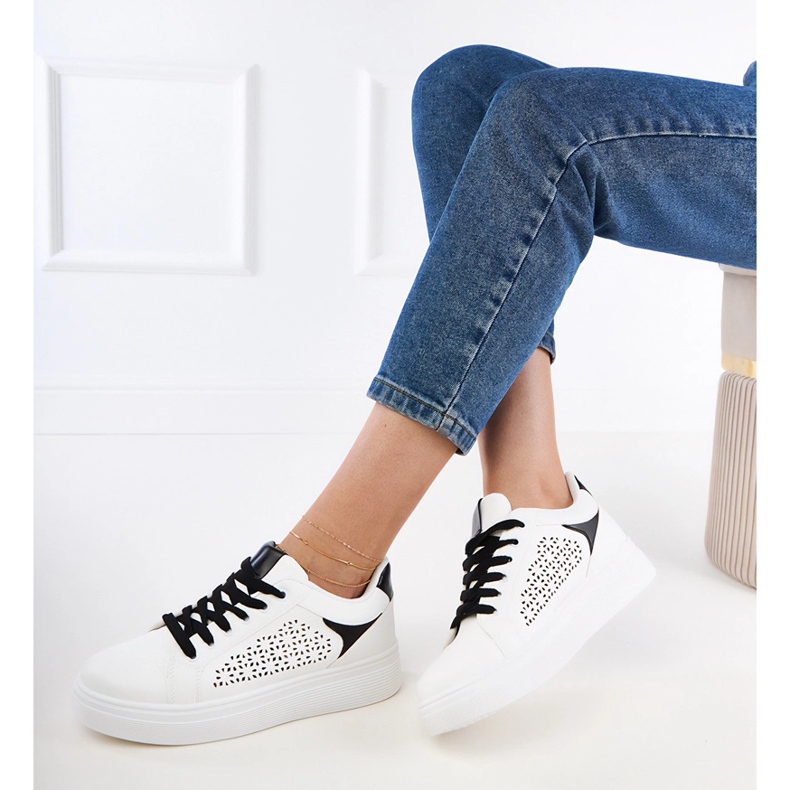 Tênis brancos com inserções pretas na plataforma 2