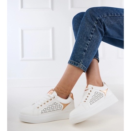 Tênis brancos com inserções de ouro na plataforma 2