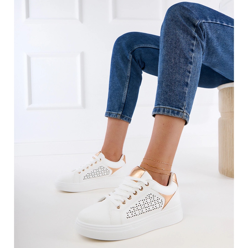 Tênis brancos com inserções de ouro na plataforma 1