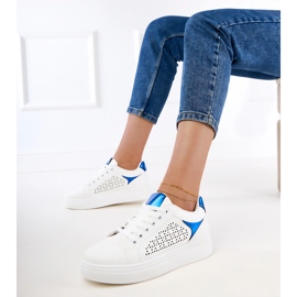 Tênis brancos com inserções azuis na plataforma 2