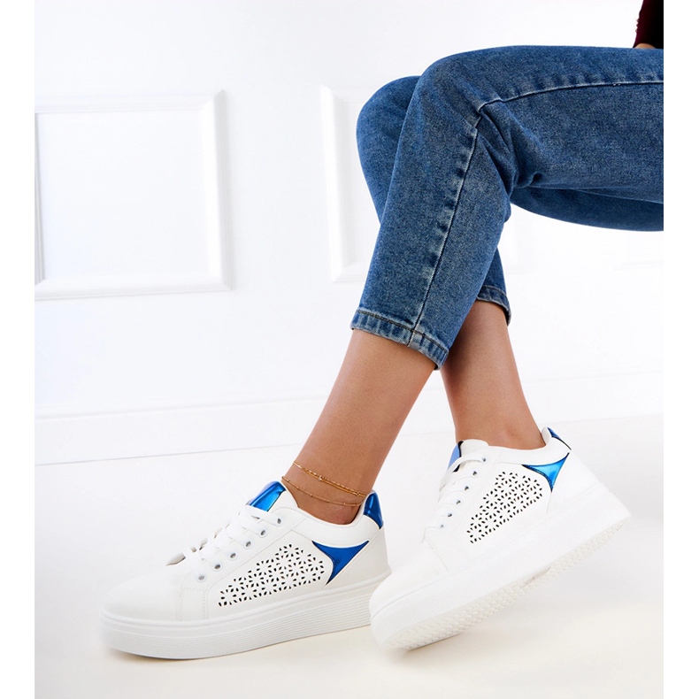 Tênis brancos com inserções azuis na plataforma 1