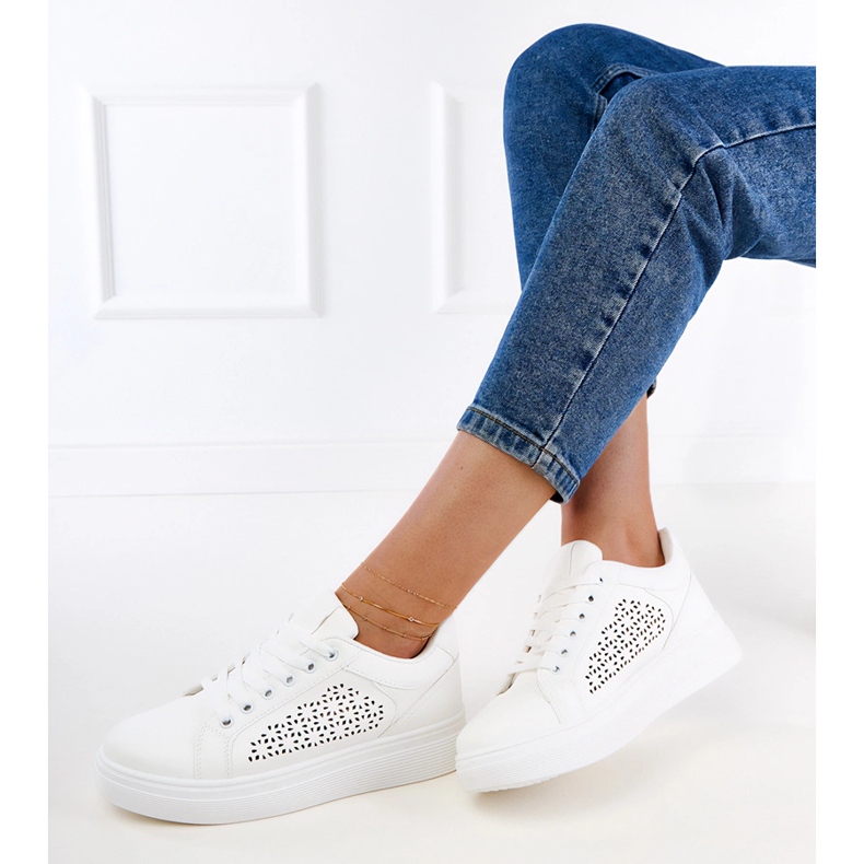 Tênis branco na plataforma 2