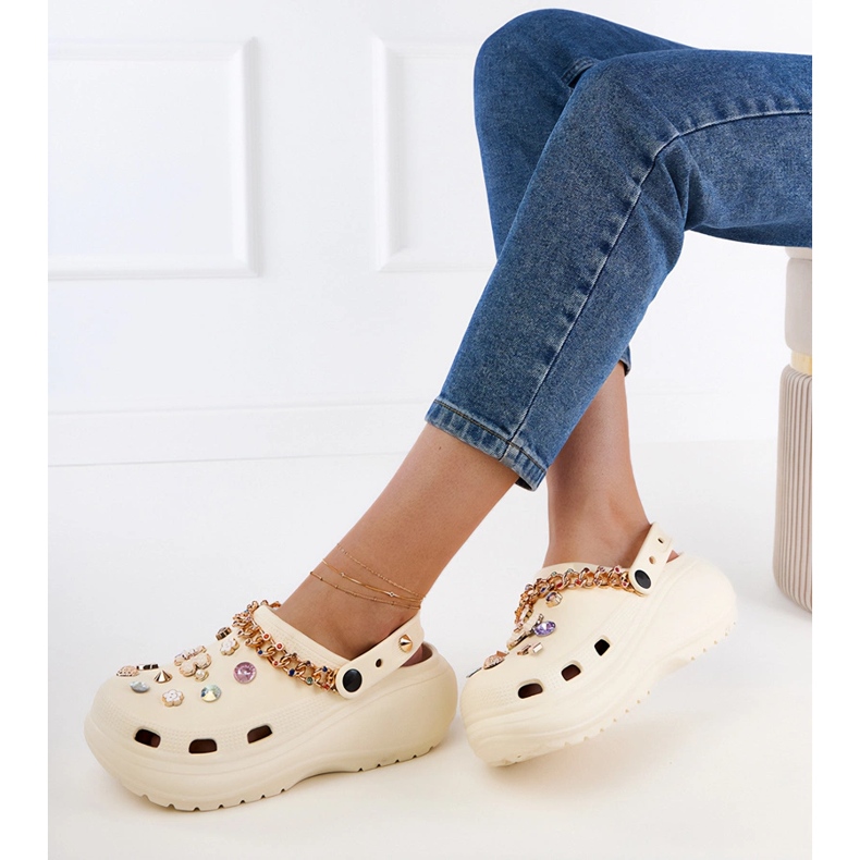 Flip -flops bege construídos com decorações 2 Flip -flops bege construídos com decorações 2