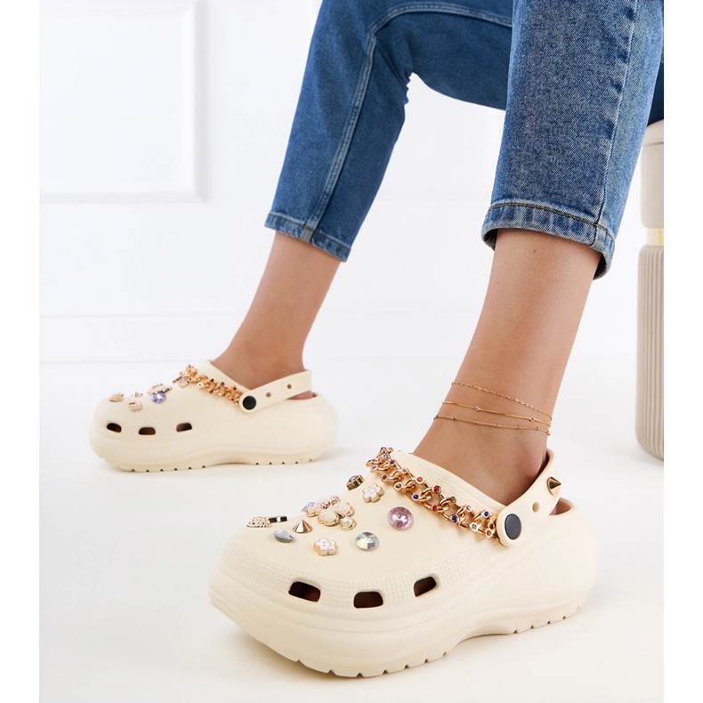 Flip -flops bege construídos com decorações 1 Flip -flops bege construídos com decorações 1