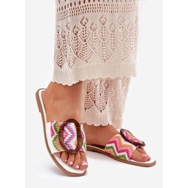 Chinelos de mulheres planas com uma fivela branca decorativa branco 1