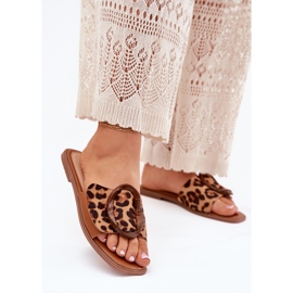 Chinelos planos femininos com uma fivela de leopardo decorativo castanho 2 Chinelos planos femininos com uma fivela de leopardo decorativo castanho 2