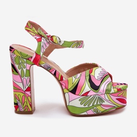 Sandálias padronizadas na postagem e plataforma-verde-rosa 1