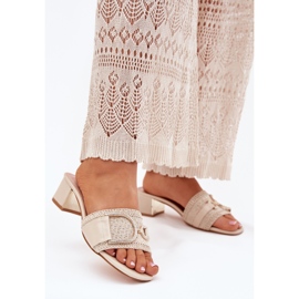 Salto alto feminino com um detalhe decorativo bege 2