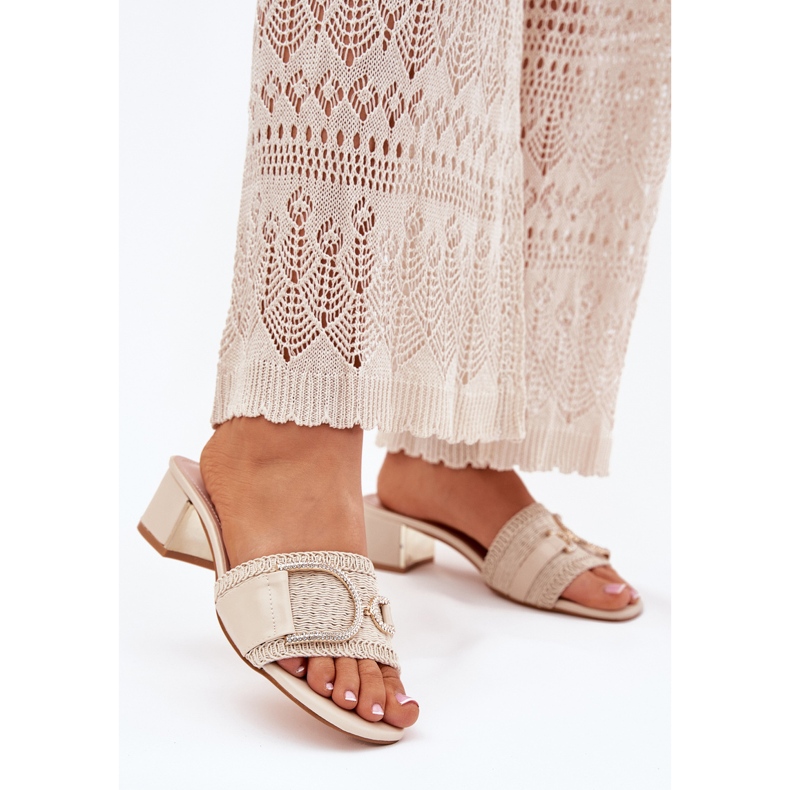 Salto alto feminino com um detalhe decorativo bege 2