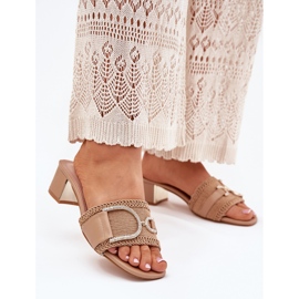 Saltos femininos com um detalhe decorativo de bege escuro 2