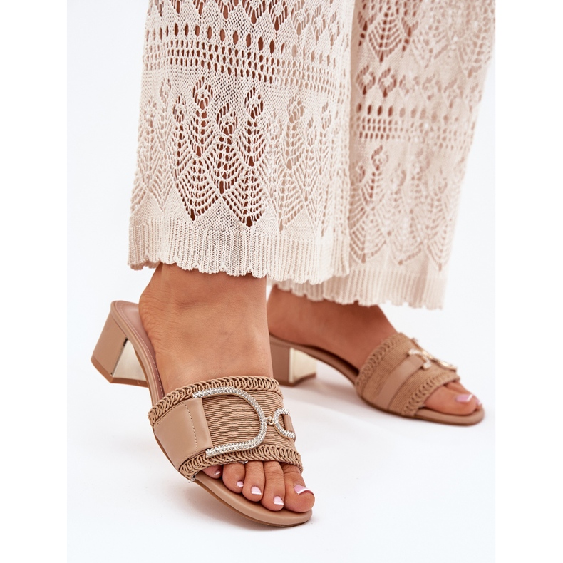 Saltos femininos com um detalhe decorativo de bege escuro 2