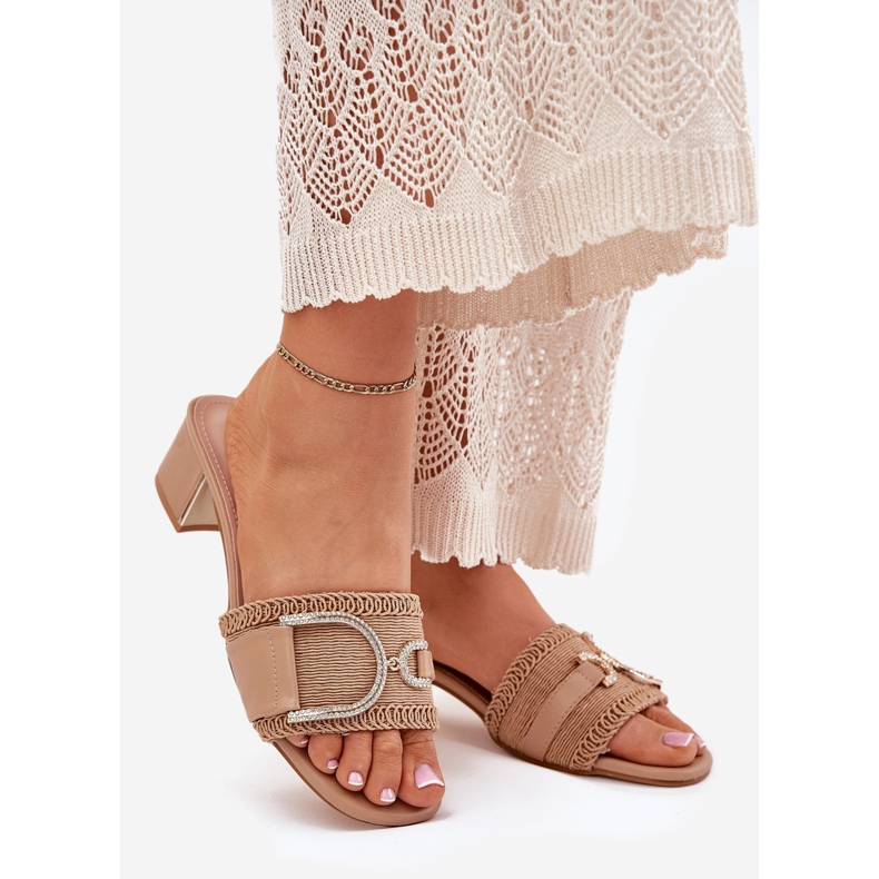 Saltos femininos com um detalhe decorativo de bege escuro 1