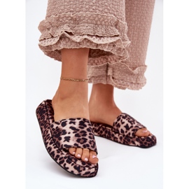 Chinelos femininos na plataforma leopardo castanho 2