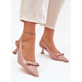 Sandálias envernizadas em um alfinete com um arco nu bege 2 Sandálias envernizadas em um alfinete com um arco nu bege 2