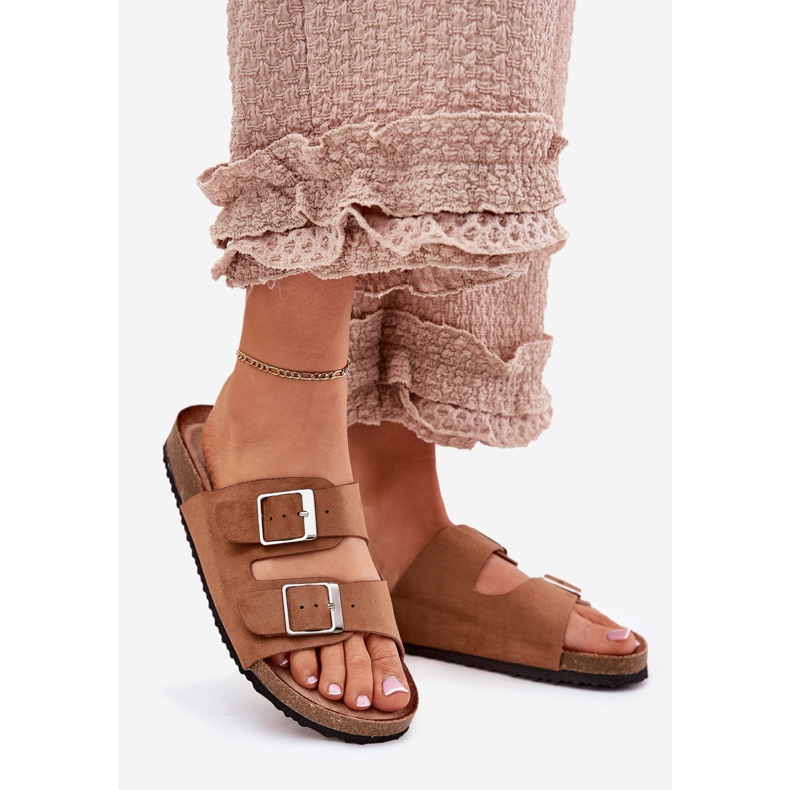 Chinelos femininos na plataforma de cortiça de camelo castanho 1