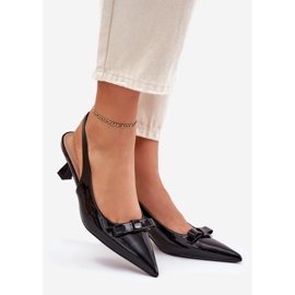 Sandálias pintadas em um salto alto com um arco preto 1