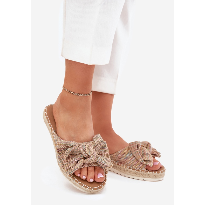 Flips femininos na plataforma com trança e um arco multicolor multicolorido 1