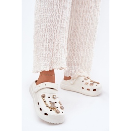 Chinelos de espuma feminina com pinos brancos 2