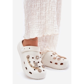 Chinelos de espuma feminina com pinos brancos 1