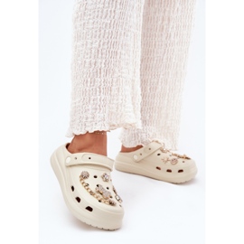 Chinelos de espuma bege com alfinetes 2