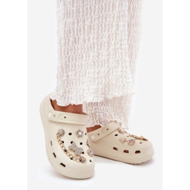 Chinelos de espuma bege com alfinetes 1