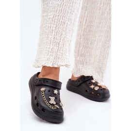 Chinelos de espuma feminina com alfinetes pretos 2 Chinelos de espuma feminina com alfinetes pretos 2