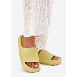 Chinelos de espuma leve feminina em uma sola grossa de limão verde 1