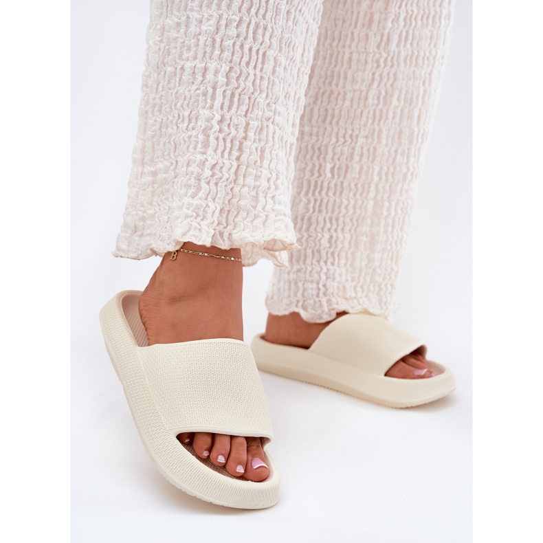 Chinelos de espuma leve feminina em uma sola grossa de Ecru branco 2 Chinelos de espuma leve feminina em uma sola grossa de Ecru branco 2