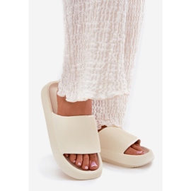 Chinelos de espuma leve feminina em uma sola grossa de Ecru branco 1 Chinelos de espuma leve feminina em uma sola grossa de Ecru branco 1