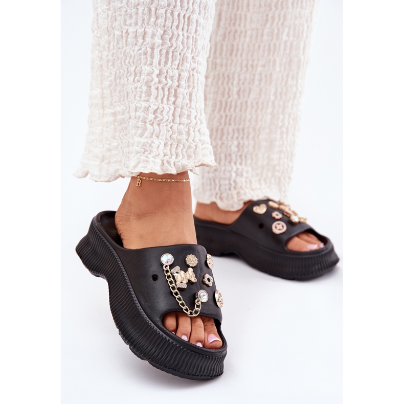 Flip de espuma feminina com pinos de ouro pretos 2 Flip de espuma feminina com pinos de ouro pretos 2