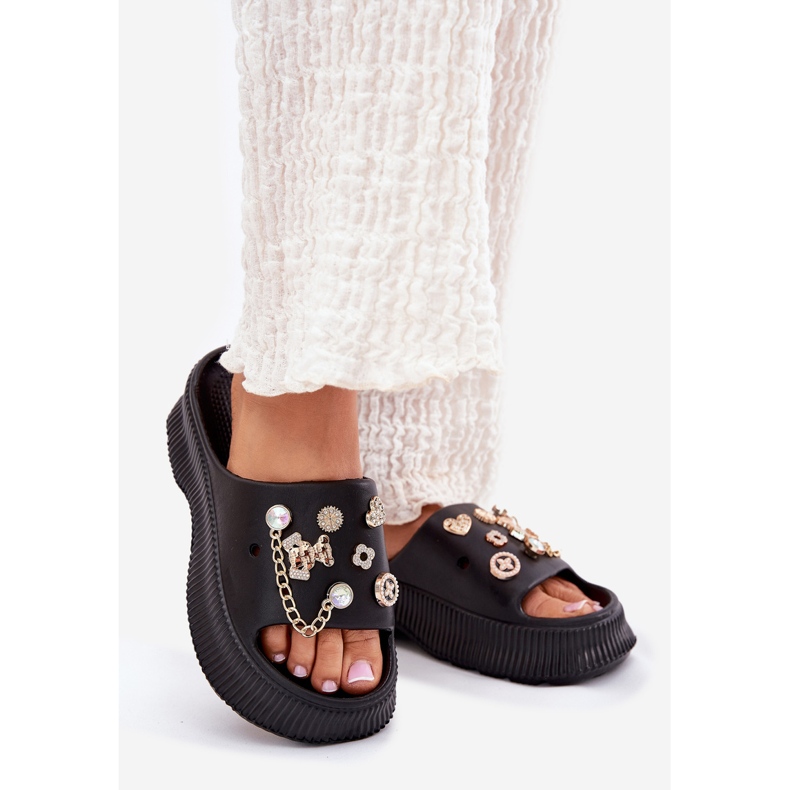 Flip de espuma feminina com pinos de ouro pretos 1 Flip de espuma feminina com pinos de ouro pretos 1