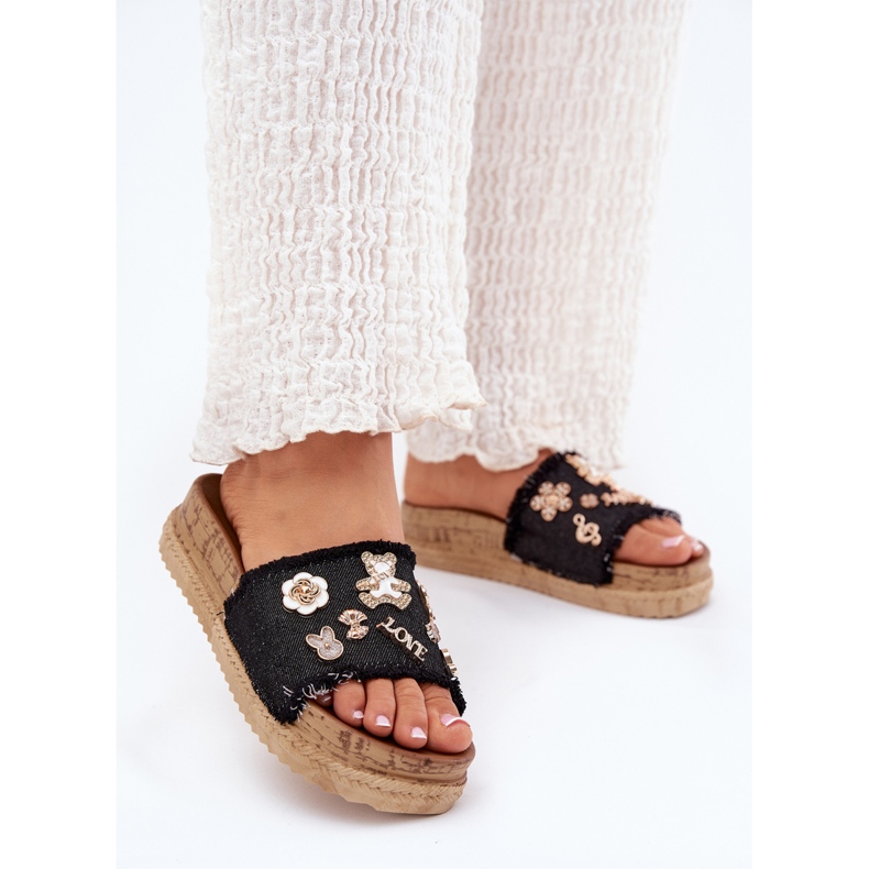 Chinelos femininos com pinos dourados na plataforma preta preto 2