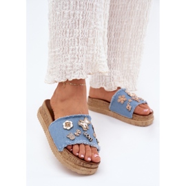 Chinelos femininos com pinos dourados na plataforma azul 2