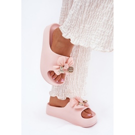 Chinelos de espuma feminina na plataforma com um arco e um broche rosa 2 Chinelos de espuma feminina na plataforma com um arco e um broche rosa 2
