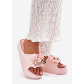 Chinelos de espuma feminina na plataforma com um arco e um broche rosa 1