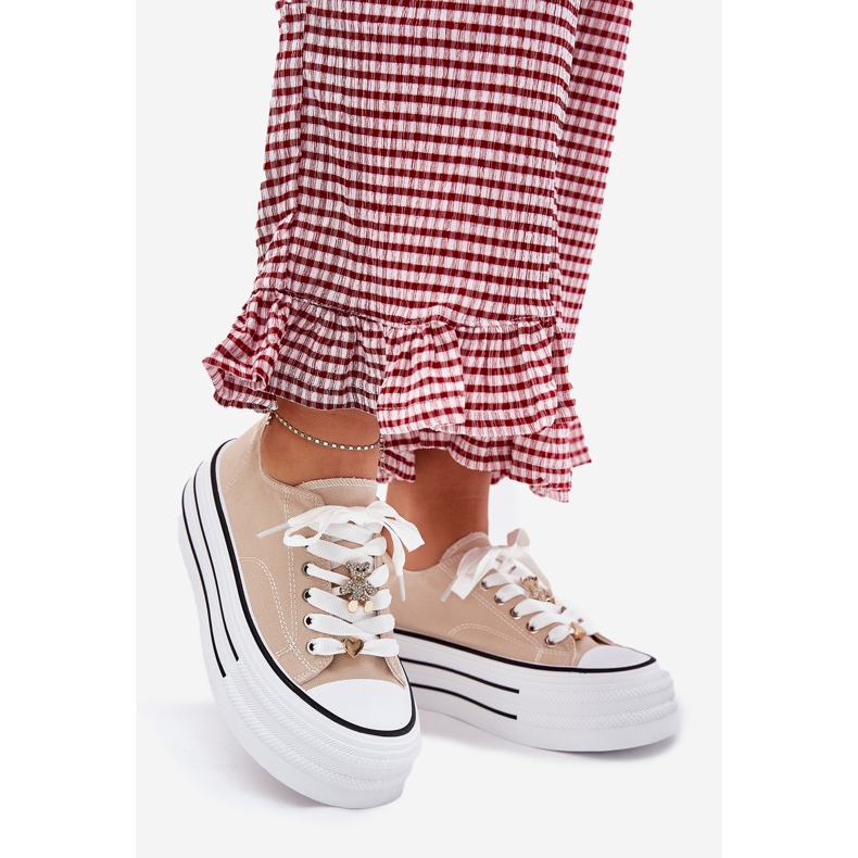 Tênis femininos na plataforma com pinos dourados bege 1