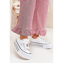 Tênis femininos na plataforma com pinos dourados brancos 2