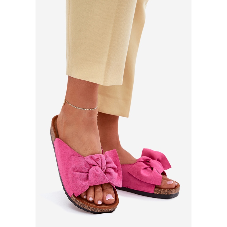 Flip de mulheres em uma sola de cortiça com um arco de fúcsia rosa 1 Flip de mulheres em uma sola de cortiça com um arco de fúcsia rosa 1