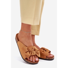 Chinelos femininos em uma sola de cortiça com um arco de camelo marrom 1