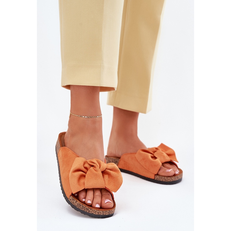 Chinelos femininos na sola de cortiça com um laço laranja 2