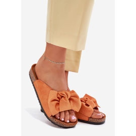 Chinelos femininos na sola de cortiça com um laço laranja 1