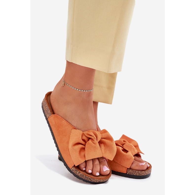 Chinelos femininos na sola de cortiça com um laço laranja 1