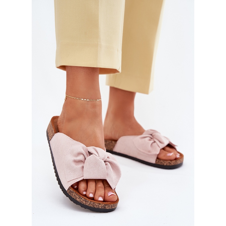 Chinelos femininos na sola de cortiça com um laço rosa claro 2 Chinelos femininos na sola de cortiça com um laço rosa claro 2