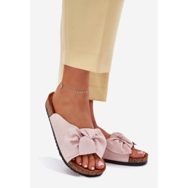 Chinelos femininos na sola de cortiça com um laço rosa claro 1