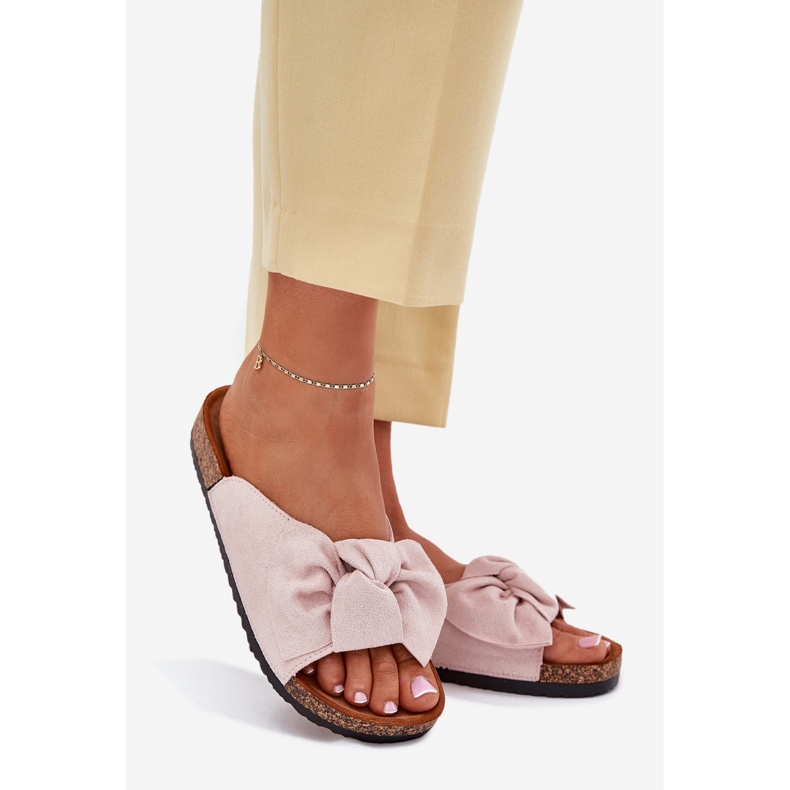 Chinelos femininos na sola de cortiça com um laço rosa claro 1