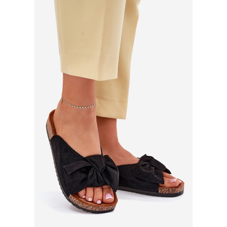 Chinelos femininos em uma sola de cortiça com um arco preto 1