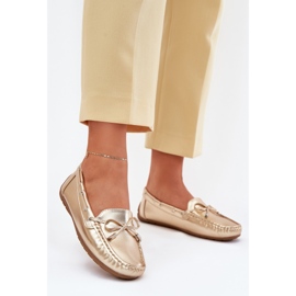Mocassins de ouro de couro eco feminino com um arco dourado 2