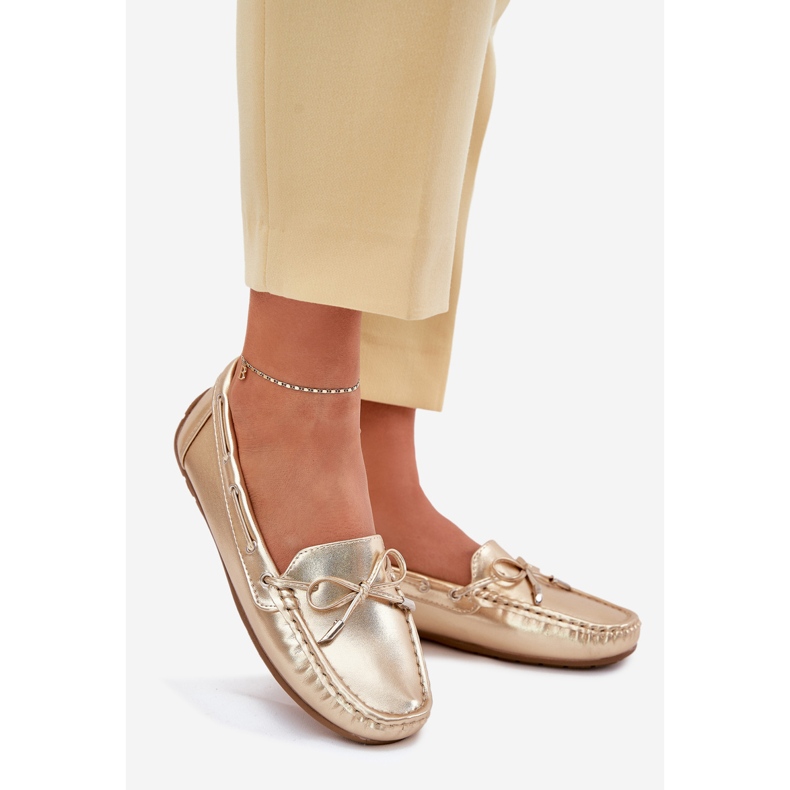 Mocassins de ouro de couro eco feminino com um arco dourado 1